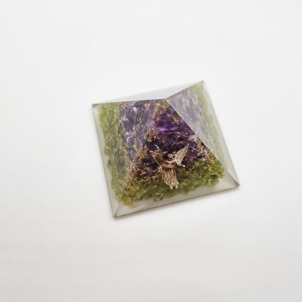 Orgonit-Pyramide aus Amethyst und Peridote mit Erzengel Raphael