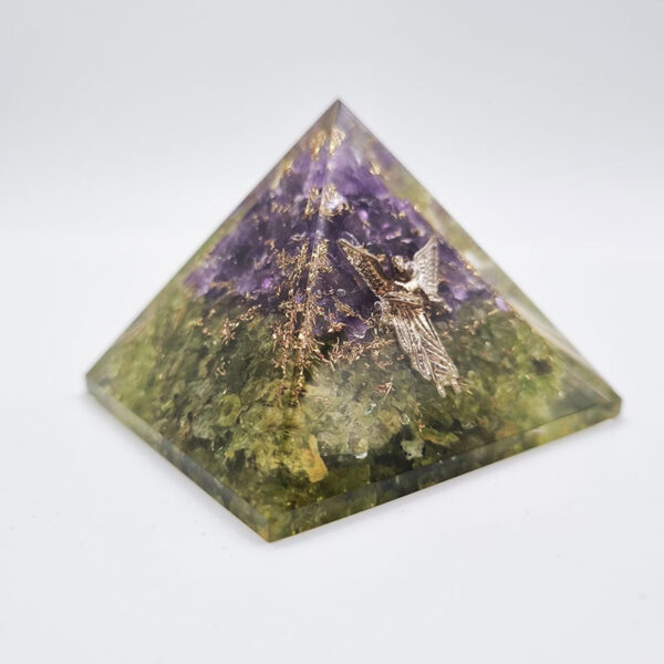 Orgonit-Pyramide aus Amethyst und Peridote mit Erzengel Raphael