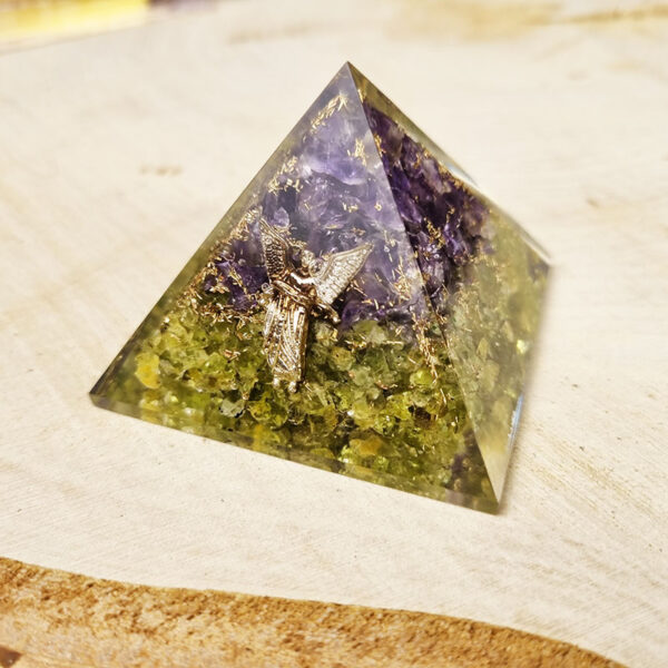 Orgonit-Pyramide aus Amethyst und Peridote mit Erzengel Raphael