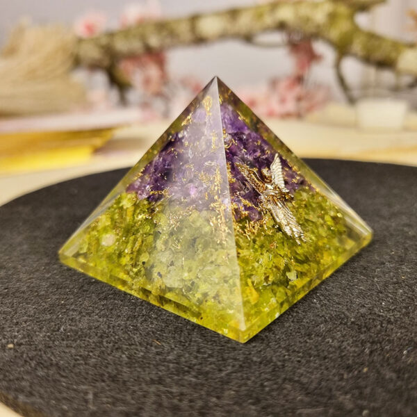 Orgonit-Pyramide aus Amethyst und Peridote mit Erzengel Raphael