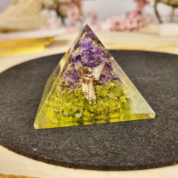 Orgonit-Pyramide aus Amethyst und Peridote mit Erzengel Raphael