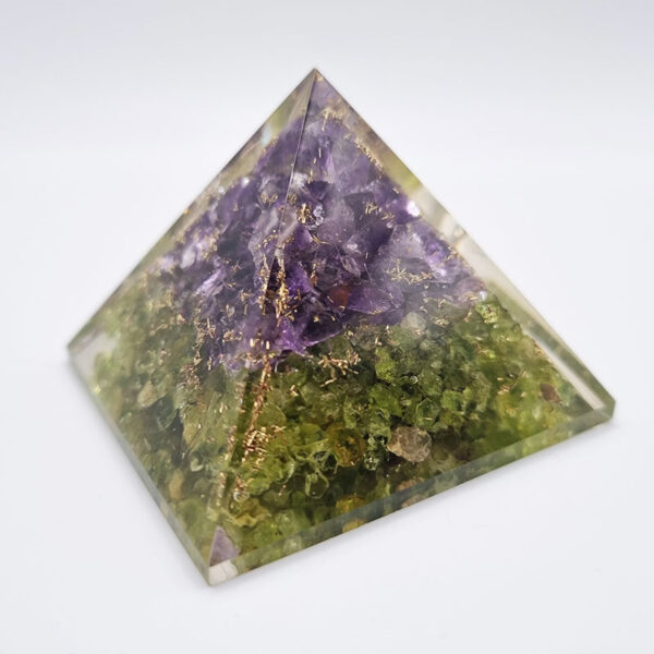 Orgonit-Pyramide aus Amethyst und Peridote mit Erzengel Raphael